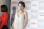 의외로 밋밋한 드레스를 입고나온 정려원